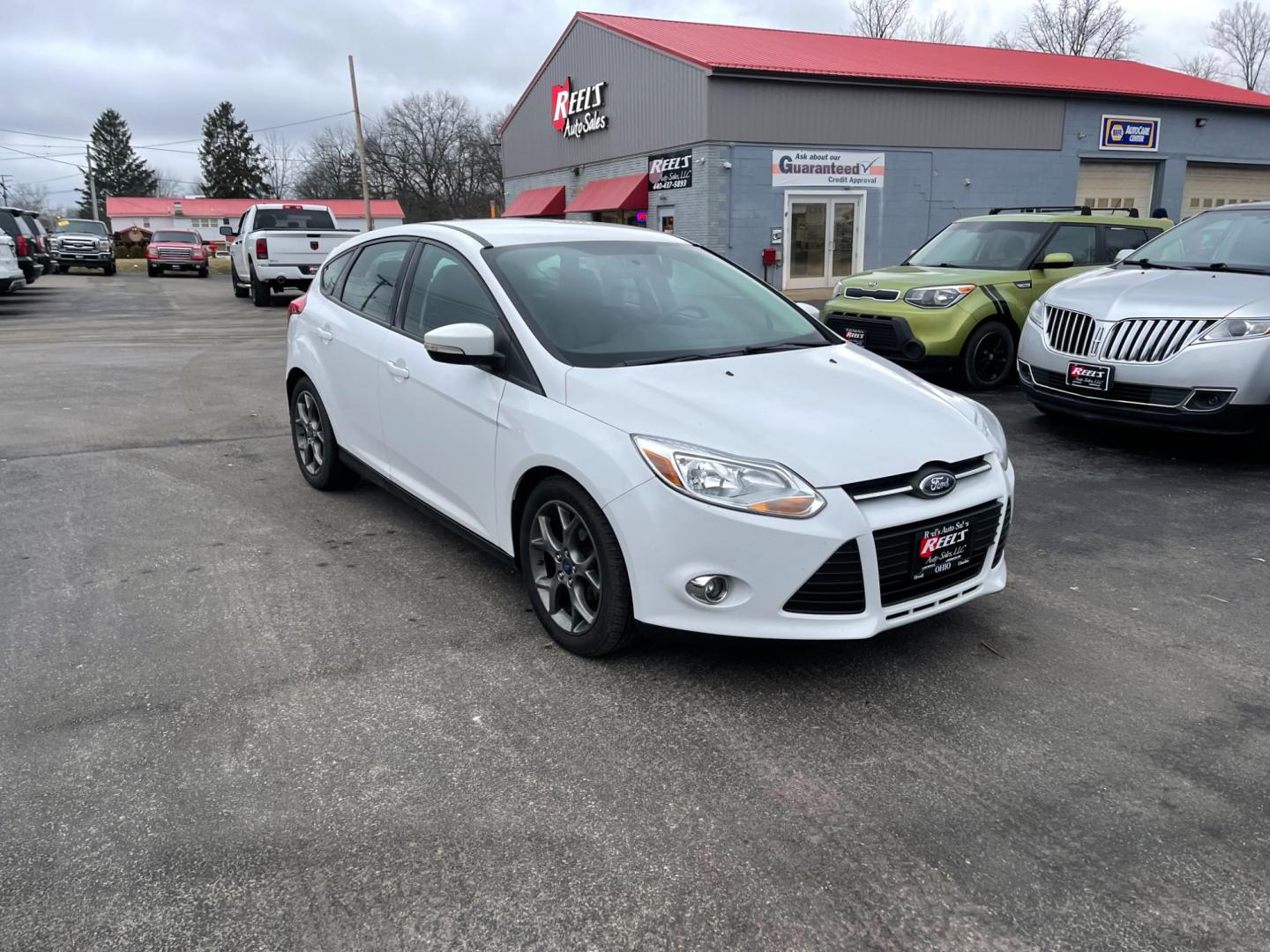 2013 White /Black Ford Focus SE Hatch (1FADP3K29DL) with an 2.0L I4 DOHC 16V engine, 6 Speed Automatic transmission, located at 547 E. Main St., Orwell, OH, 44076, (440) 437-5893, 41.535435, -80.847855 - Photo#2